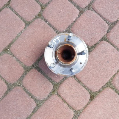 Piasta łożyska zwrotnica Opel Astra J 13502872