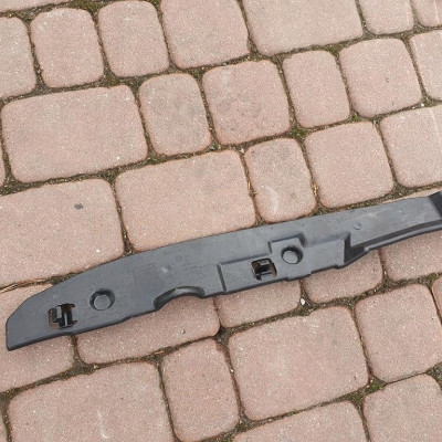 Absorber błotnika prawy VW Jetta 5C6 5C6821112A