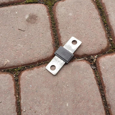 Bezpiecznik klema szyna Opel Astra J C10000015