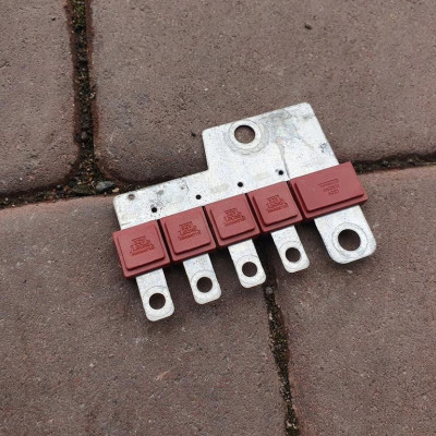 Bezpiecznik klema szyna Opel Astra J C10000136