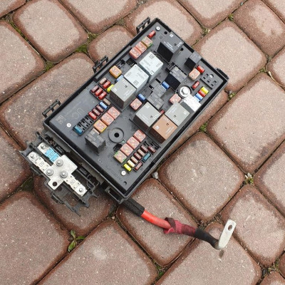 Bezpieczniki skrzynka Opel Astra J 13368645 UC