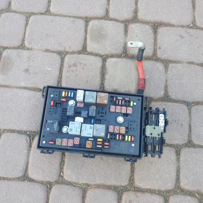 Bezpieczniki skrzynka RT Opel Astra J IV 13343763