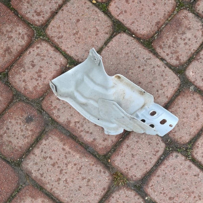 Blacha wspornik błotnika lewa Opel Mokka 95244755