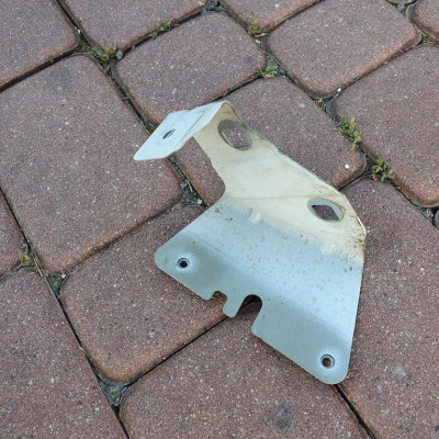 Blaszka uchwyt błotnika Vivaro B Trafic III