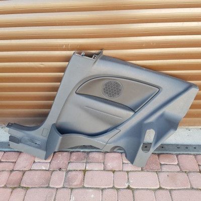 Boczek plastik obudowa drzwi Opel Corsa D 13271914