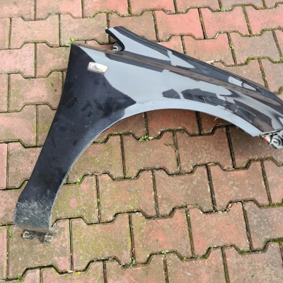 Błotnik przód przedni prawy czarny Opel Corsa D