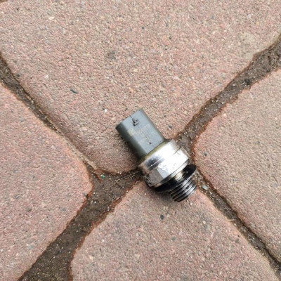 Czujnik oleju 1.3CDTI Opel Astra J IV 55582713