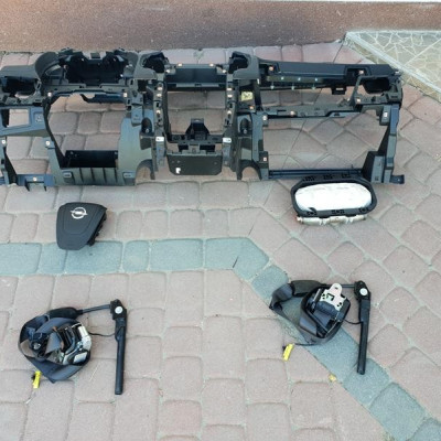 Deska konsola poduszki napinacze Opel Zafira C