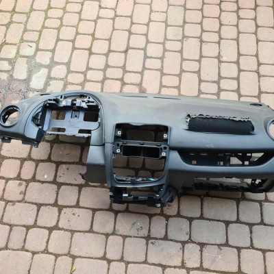 Deska rozdzielcza wystrzelona Renault Clio IV