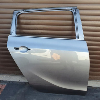 Drzwi tył tylne IGŁA Opel Zafira C Z10b