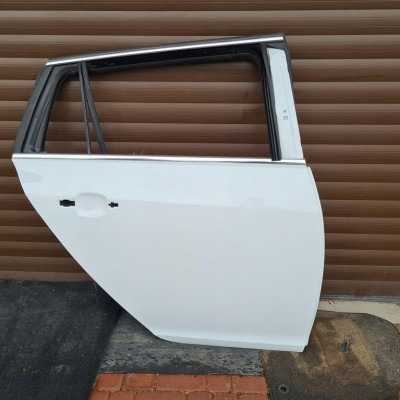 Drzwi tył tylne kombi Opel Insignia igły z40r 40r