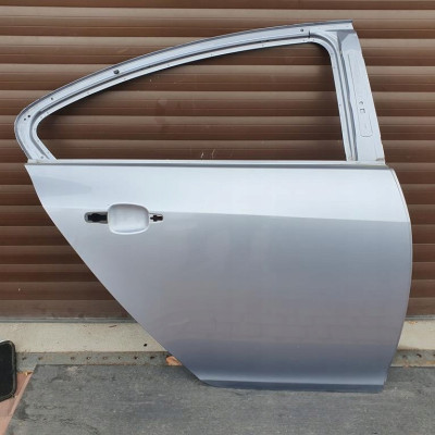 Drzwi tył tylne sedan HB Opel Insignia igły Z163