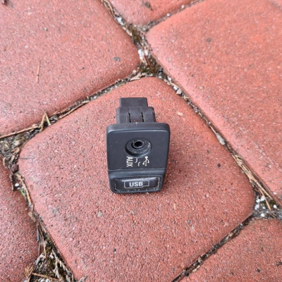 Gniazdo USB AUX Opel Combo D 735549165