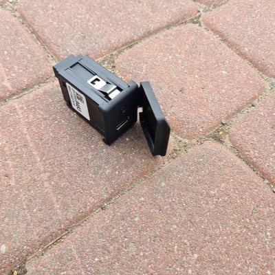 Gniazdo USB AUX Opel Meriva B 13339483