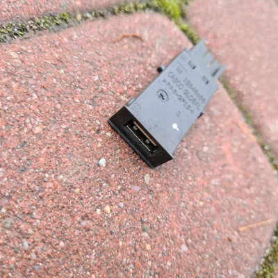 Gniazdo wtyczka AUX USB Opel Astra J IV 13348688