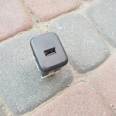Gniazdo wtyczka USB Opel Insignia B 13596807