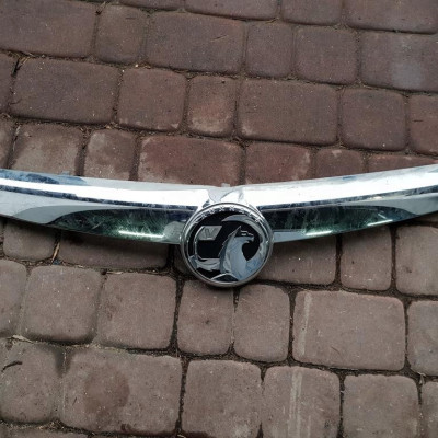 Grill chrom znaczek Vauxhall Insignia 13238428