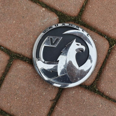 Grill uszkodzo znaczek Vauxhall Insignia 13238428