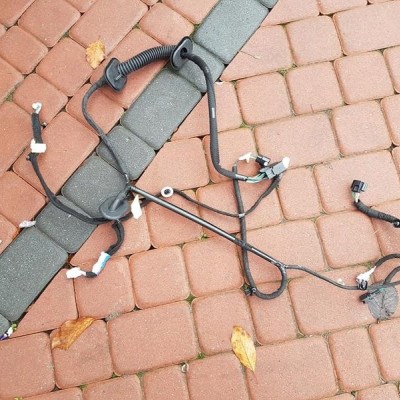 Instalacja klapy drzwi Vivaro Trafic 241249737R