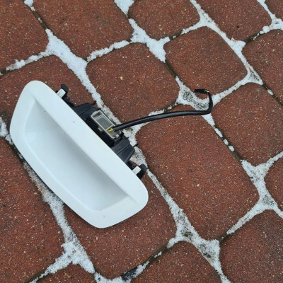 Klamka przycisk klapy otwiera Opel Mokka 95147493