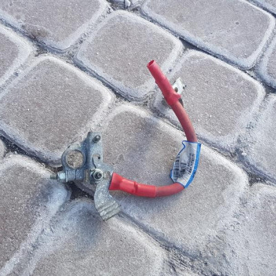 Klema plusowa Vivaro B TRAFIC III 243866500R