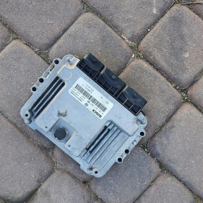 Komputer silnika 2.0 VIVARO TRAFIC 8200935115