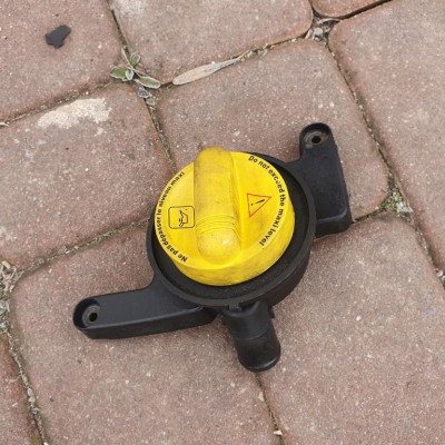 Korek wlewu oleju olejowy 2.0DCI VIVARO TRAFIC