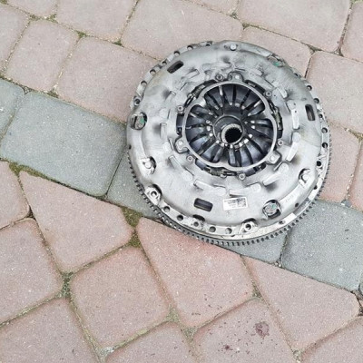 Koło dwumasowe sprzęgło Passat B8 04L141015E