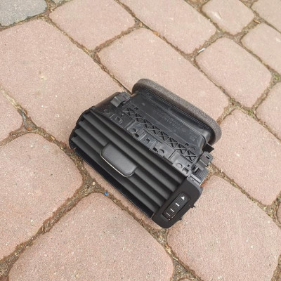 Kratka nawiewu deski lewa VW Jetta 5C6 5C6819703B