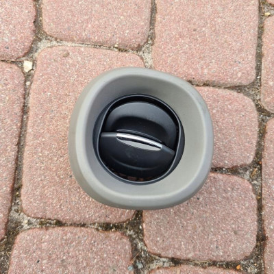 Kratka nawiewu nawiew Vivaro Trafic III 687601310R