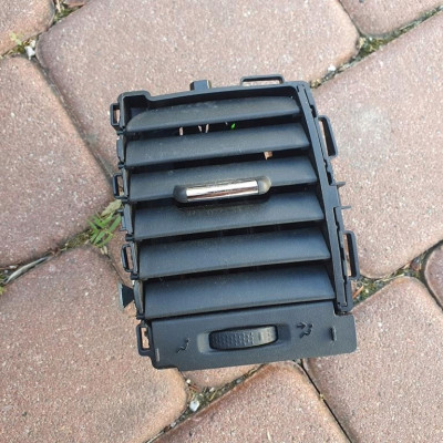 Kratka nawiewu srodkowa Vivaro B Trafic III 226979