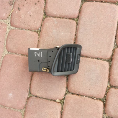 Kratka nawiewu w desce prawa Insignia