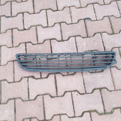 KRATKA W ZDERZAK PRZÓD OPEL ZAFIRA B 13124978