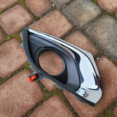 Kratka zderzaka ramka lewa Opel Corsa E 13399275