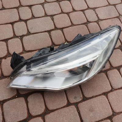 Lampa przód przednia Europa Opel Astra J IV
