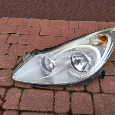 Lampa przód przednia EUROPA Opel Corsa D 13186381