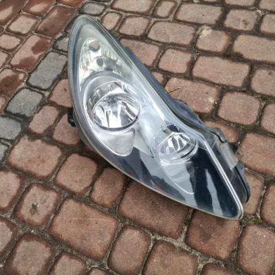 Lampa przód przednia prawa Opel Corsa E 13217454