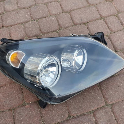 Lampa przód przednia prawa UK Opel Astra H czarna
