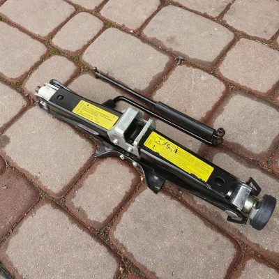 Lewarek podnośnik Audi A4 B8 A5 8K0011031G