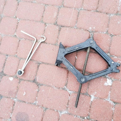 Lewarek podnośnik Toyota Corolla Verso 2007r