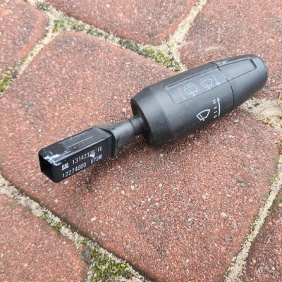 Manetka wycieraczek prawa Opel Corsa D 13142328