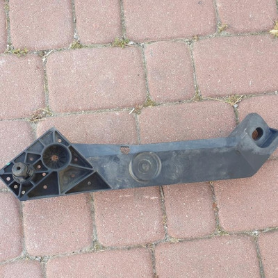 Mocowanie pas przedni prawy Vivaro B Trafic III