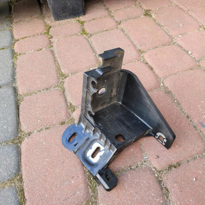 Mocowanie pompy ABS Opel Corsa E 13358211