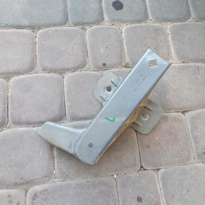 Mocowanie wspornik błotnika lewe VIVARO TRAFIC