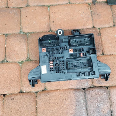 Moduł bezpieczniki tył Opel Insignia 23737768