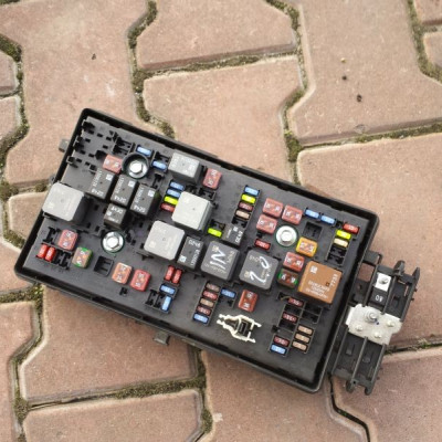 Moduł skrzynka bezpieczników Opel Insignia 2.0 CDT