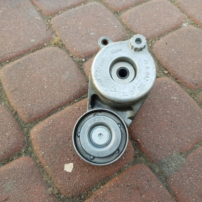 Napinacz paska Mercedes W218 CLS A6422001370