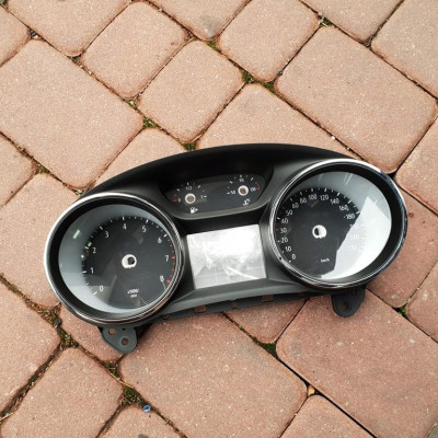 Obudowa licznika zegar Opel Zafira C 39187105