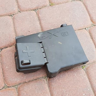 Obudowa osłona bezpieczników Opel Astra J