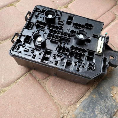 Obudowa osłona bezpieczników Opel Corsa E